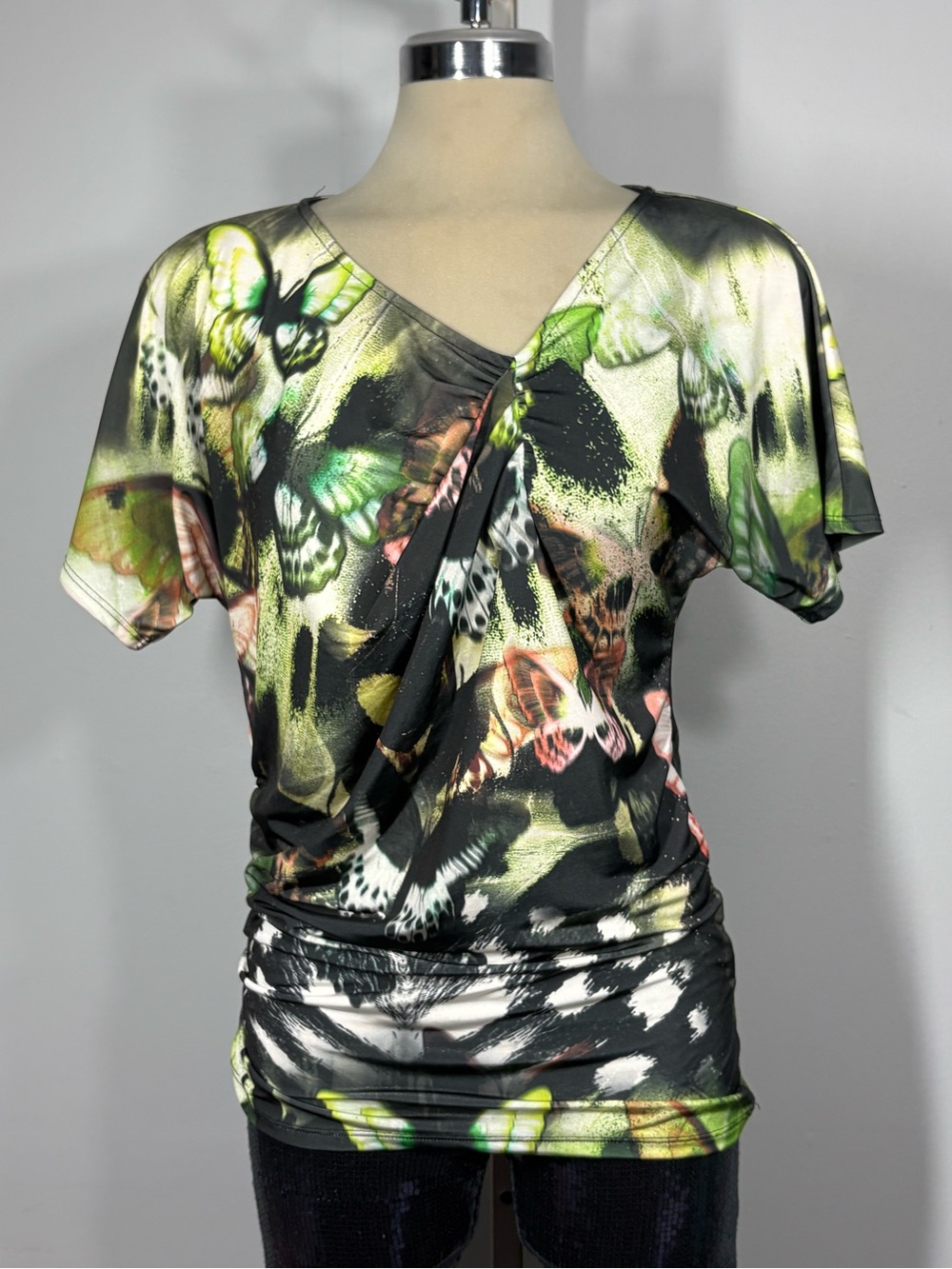 V-Neck Butterfly Print Short Sleeve Top in Green and Black